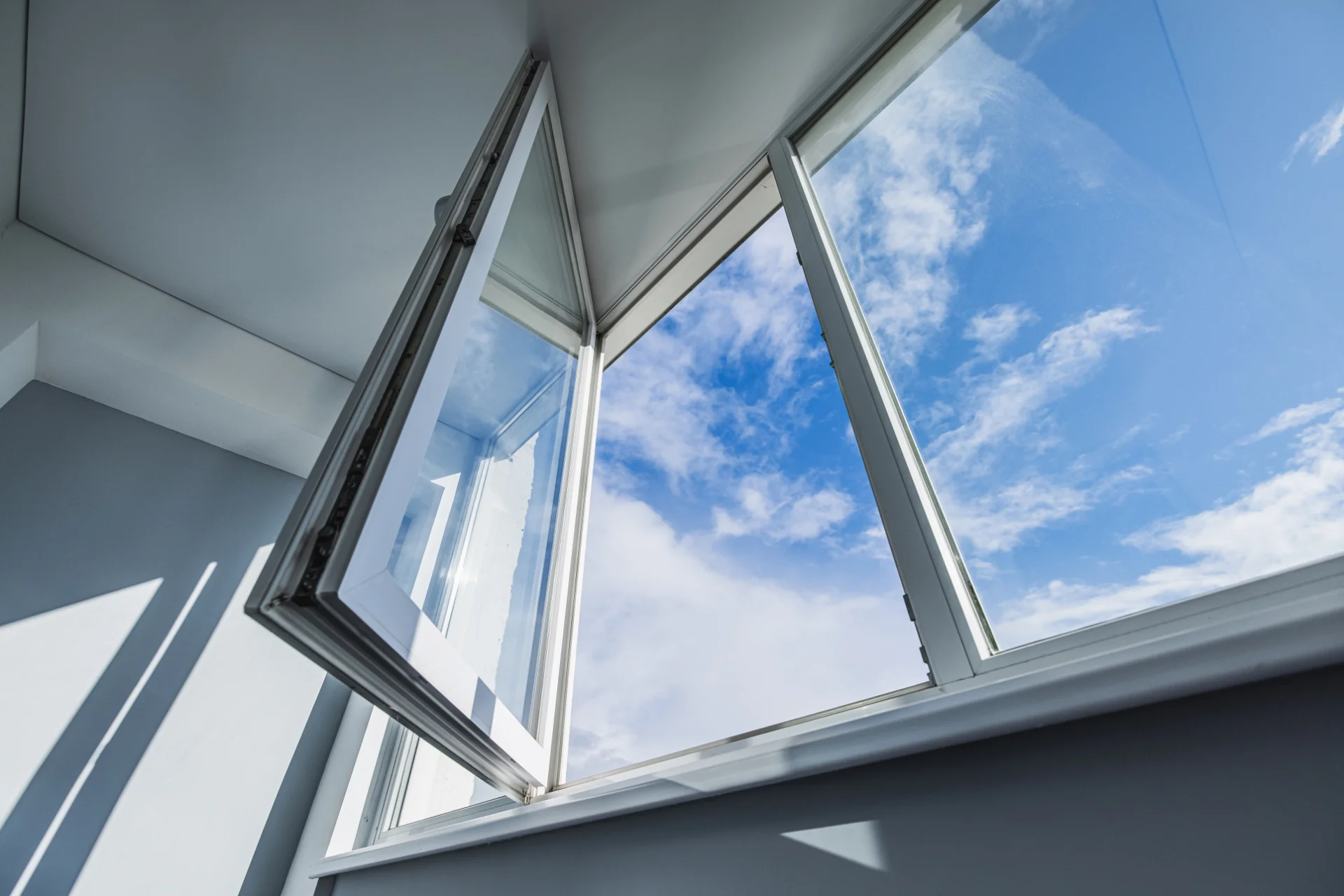 VLX 80 Casement Window in Columbus, OH | TruePane Windows & Doors - detail 1